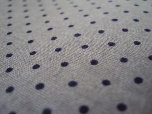 Voile de coton gris à pois