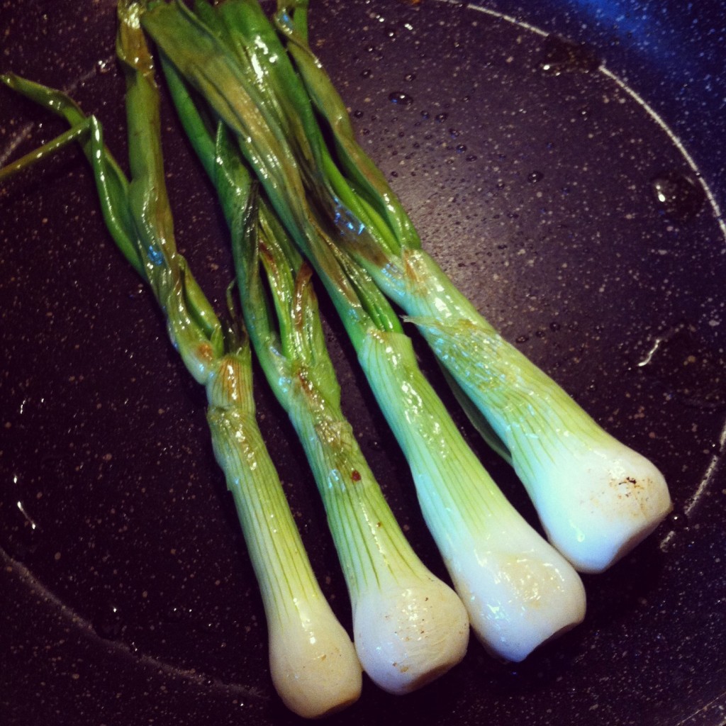 Oignons frais dorés à la poêle Oignons frais dorés à la poêle